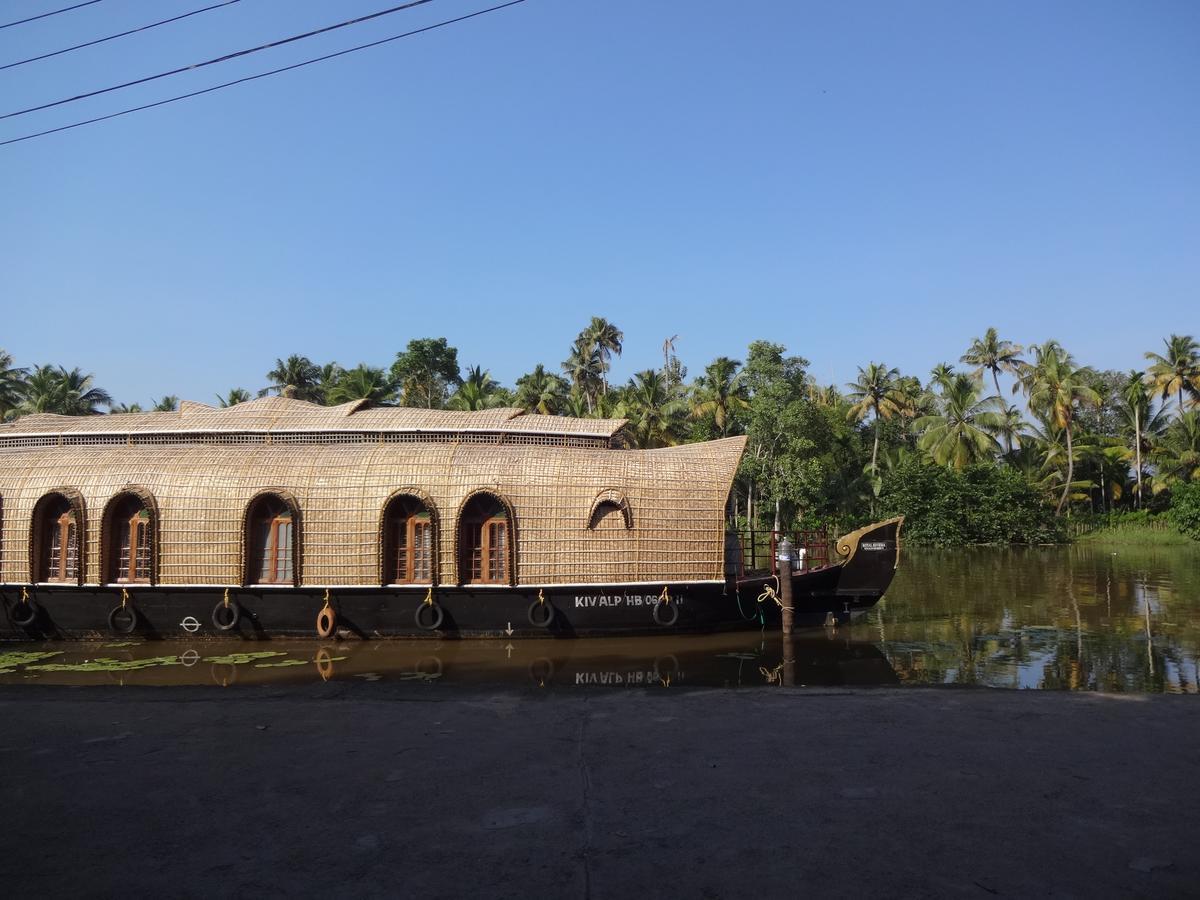 Hotel Royal Riviera Kumarakom Esterno foto