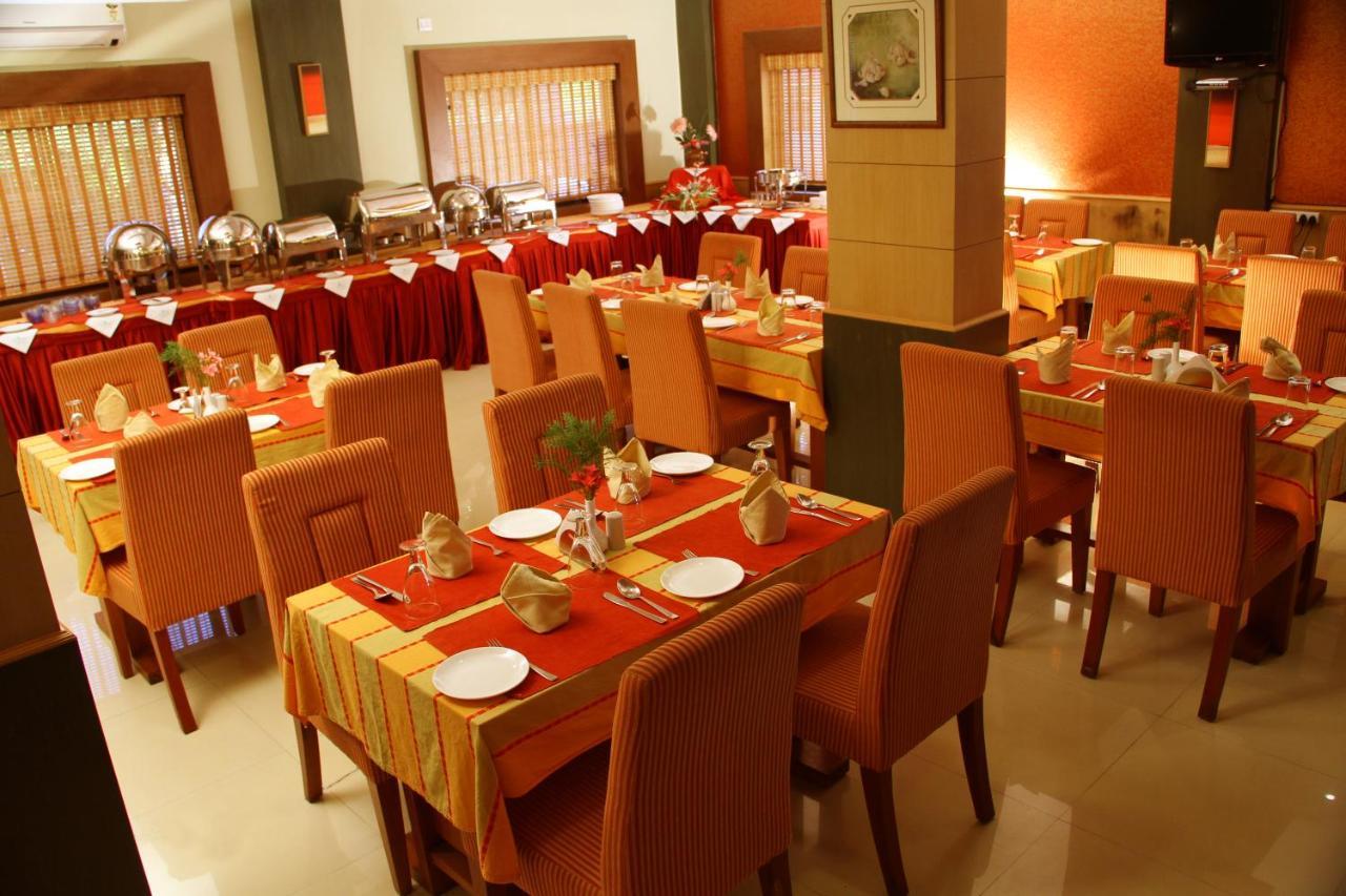 Hotel Royal Riviera Kumarakom Esterno foto