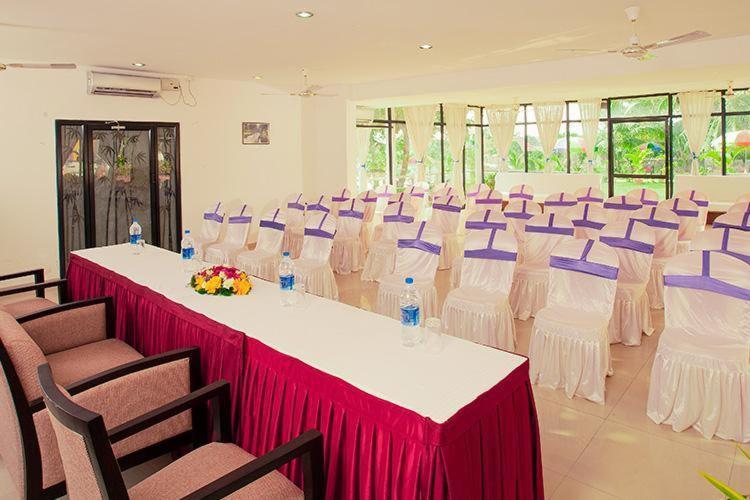 Hotel Royal Riviera Kumarakom Esterno foto
