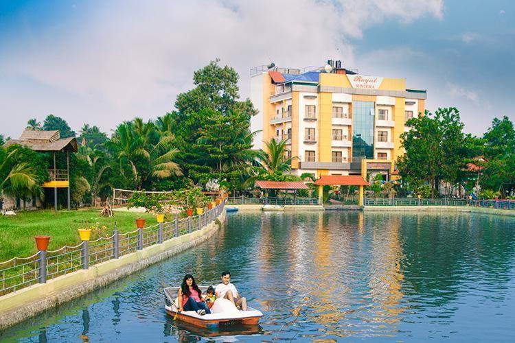 Hotel Royal Riviera Kumarakom Esterno foto