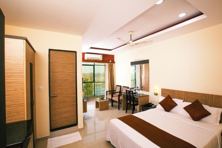 Hotel Royal Riviera Kumarakom Esterno foto