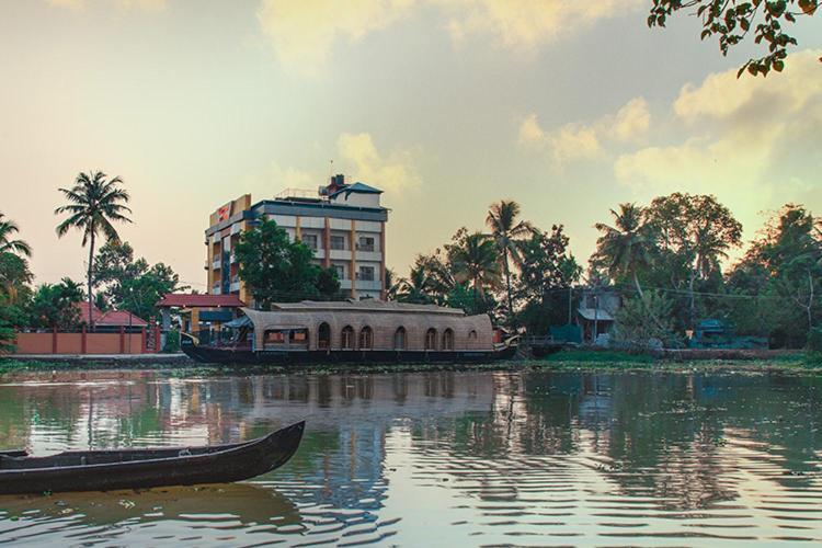 Hotel Royal Riviera Kumarakom Esterno foto